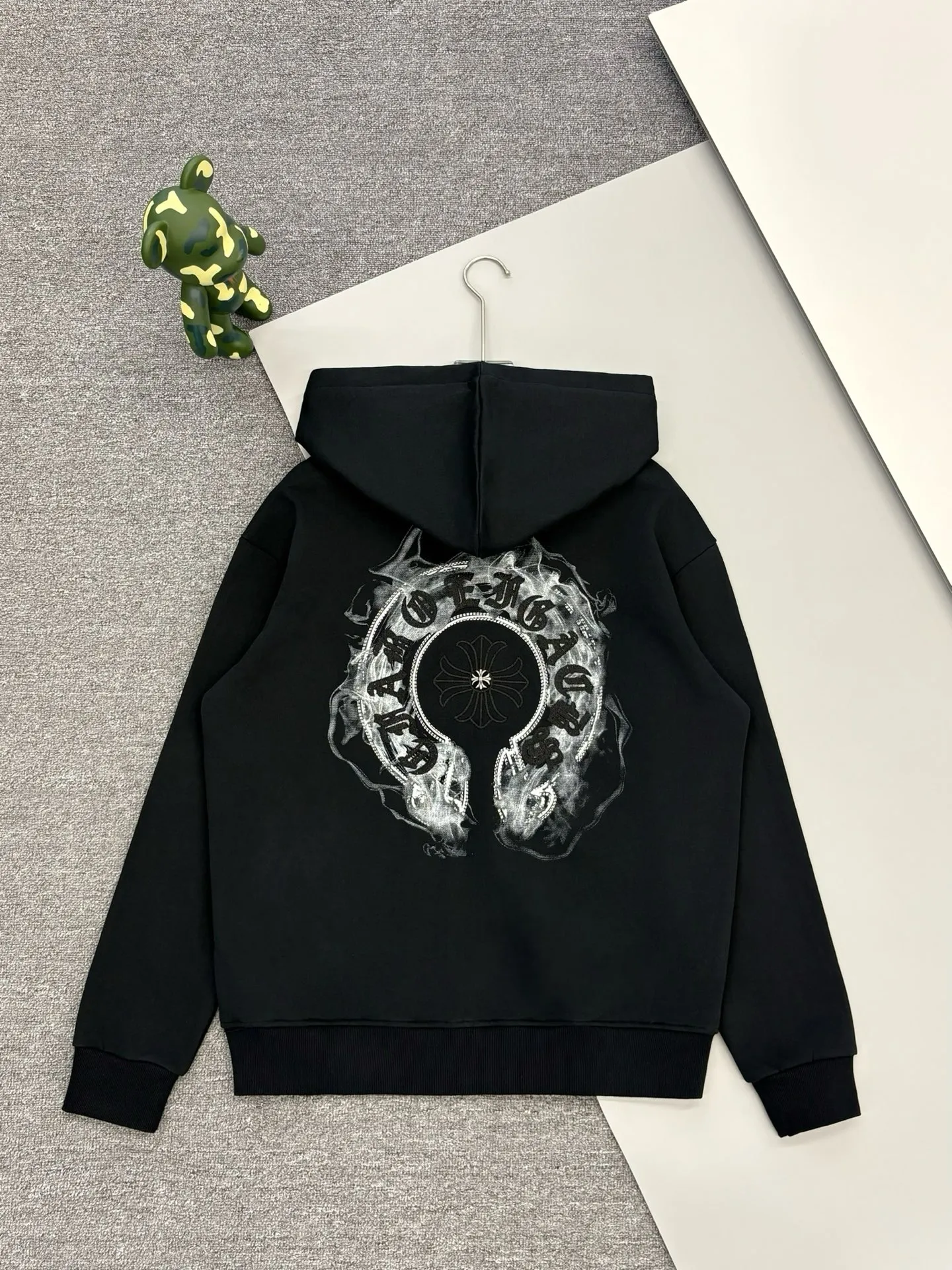 P390 [High Quality] Chrome Hearts Embroidered Horseshoe Rivets🪡+Watermark Letters‼ ️Hooded open-chest sweatshirt *Customized 420g terry cotton fabric, soft, skin-friendly and comfortable *Embroidery process: front horseshoe print + rivet embroidery *A very simple and elegant classic continuation. It is unparalleled in terms of upper body comfort, interpreting your luxury and taste, and creating your fashion style and charm. Three complete standards. Same style for men and women. 𝐂𝐎𝐋𝐎𝐔𝐑: black/light yellow 𝐒𝐈𝐙𝐄: S-XL